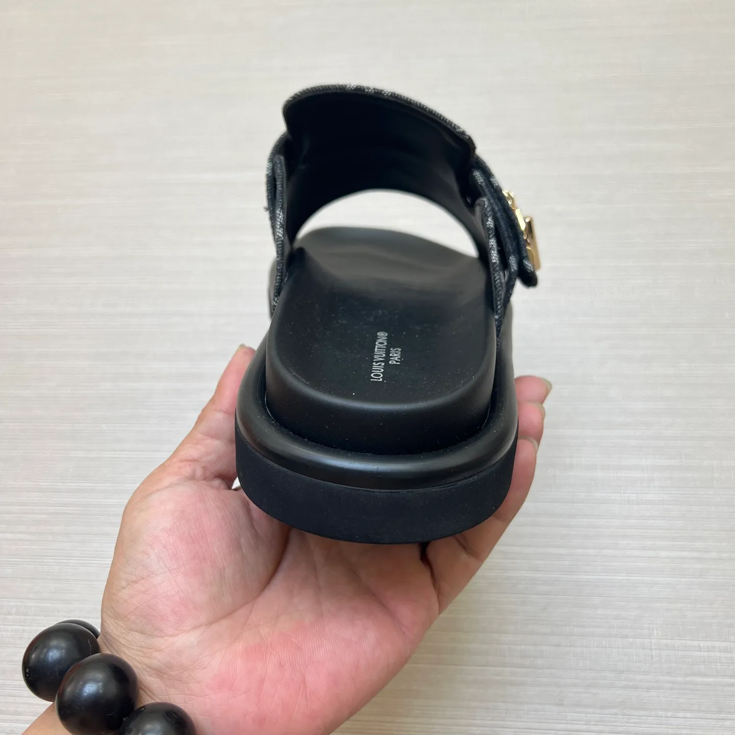 Factory price: 360💰【LOUIS VUITTON】Louis Vuitton, LV printing, men's and women's slippers are on the market, drawer box packaging with cloth bag, card, the upper pattern looks very soft and waxy, super versatile leg slimming artifact. Fabric: imported denim/canvas/old fabric, LV hardware LOGO, official website pattern printing, comfortable to wear, foot pads: high elastic men's shoes💰U water table. Sole: foam sole, heel height: about 5cm. Code number: 35-46, 35, 45, 46 are custom-made and non-returnable. Color: multiple colors and styles available.